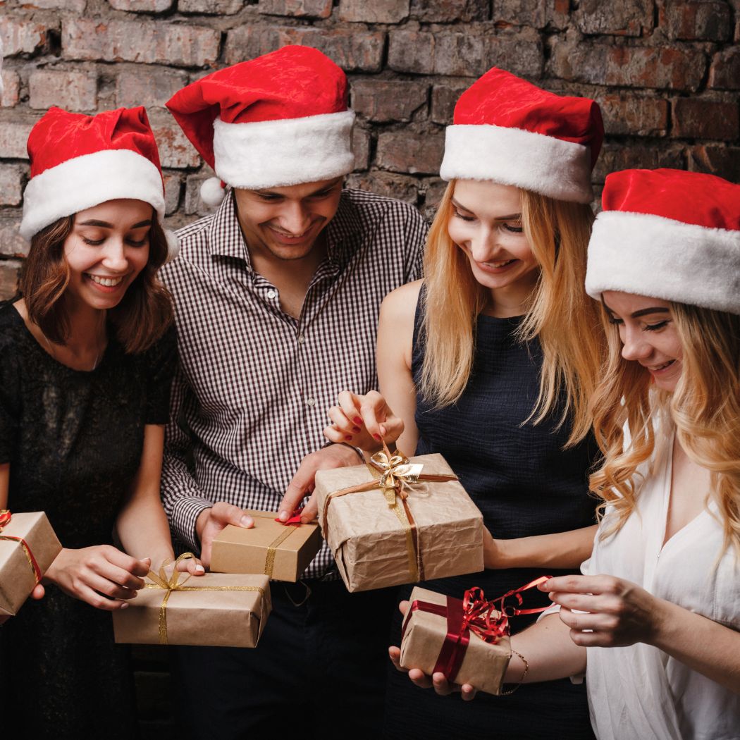 Prezenty do 100 zł na wigilię firmową. Co kupić koledze lub koleżance z biura?